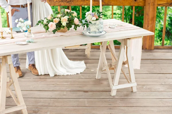 Ozdobiony stół na kolację dla dwóch osób, z talerze nóż, widelec, ser, wino, kieliszki do wina i kwiaty w wazonie miedzianym — Zdjęcie stockowe