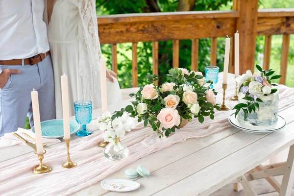 정원에서 결혼식 장식 테이블, 꽃 꽂이,야외에서 스타일 빈티지 촛불. 꽃웨딩 케이크. 꽃으로 장식된 테이블, 2 인용 — 스톡 사진