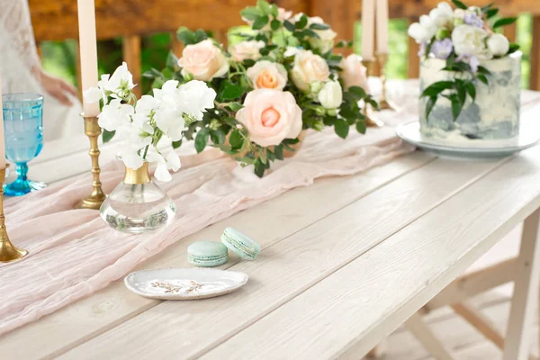 Свадебный стол украшения в саду, цветочные композиции, в стиле винтаж на открытом воздухе. Свадебный торт с цветами Украшенный стол с цветами, обслуживается для двух человек — стоковое фото