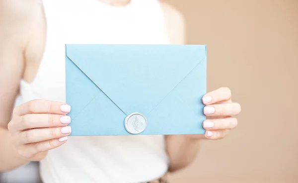 Gros plan femme avec un corps mince tenant la carte d'invitation dans les mains, veaw arrière — Photo