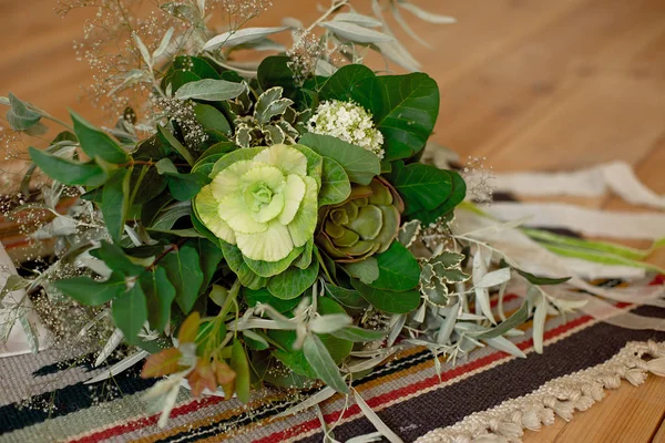 Bouquet da sposa fresco e arioso leggermente spettinato con veronica ed eucalipto sarà una grande aggiunta all'immagine di una sposa alla moda. . — Foto Stock