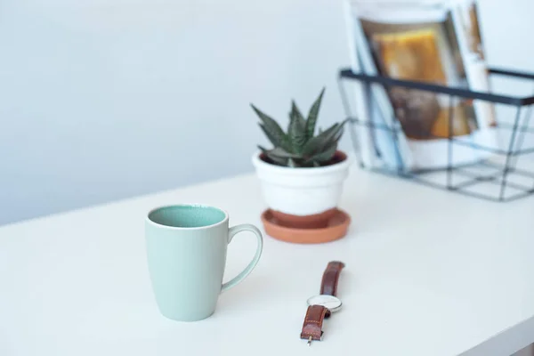 Tavolo da scrivania bianco con spazio per copiare, forniture e tazza da caffè. Area di lavoro con vista frontale e spazio di copia . — Foto Stock