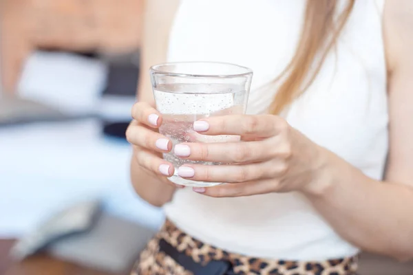 Mujer de primer plano con cuerpo delgado sosteniendo un vaso de agua, el velo trasero . —  Fotos de Stock