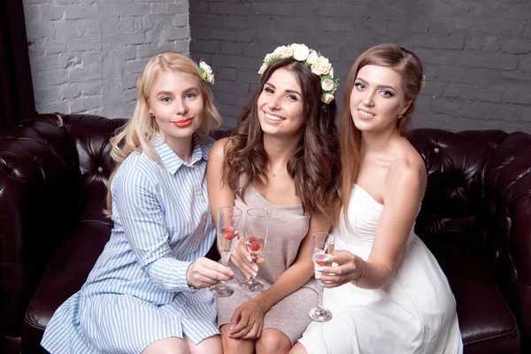 Tatiller, gece hayatı, bekarlığa veda partisi ve insanların konsepti. Şampanya kadehli gülümseyen kadınlar..