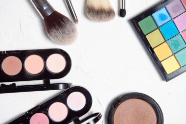 Gri dokulu arka plan üzerinde ruj allık boyama makyaj için temel vurgulayıcı için profesyonel makyaj fırçaları.