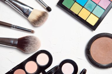 Gri dokulu arka plan üzerinde ruj allık boyama makyaj için temel vurgulayıcı için profesyonel makyaj fırçaları.