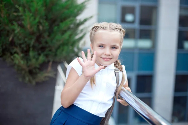 Felice ragazza sorridente sta andando a scuola per la prima volta con borsa andare a scuola elementare — Foto Stock