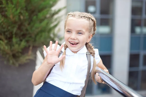 Felice ragazza sorridente sta andando a scuola per la prima volta con borsa andare a scuola elementare — Foto Stock