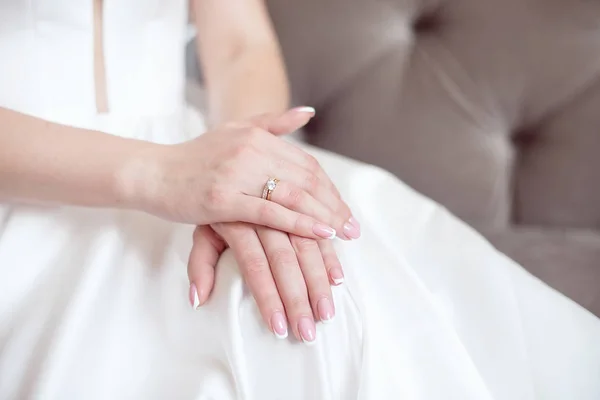 Close-up Donna mostrando le mani con bella manicure.Brides mani con una bella manicure — Foto Stock