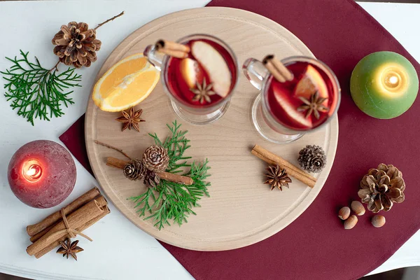 Invierno té caliente con frutas, bayas y especias en taza de vidrio sobre mesa blanca. Vista superior, decoraciones navideñas, espacio para copiar — Foto de Stock