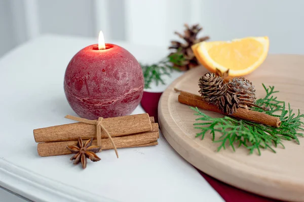 Mesa festiva entre decoraciones de invierno y una vela roja. Vista superior, cama plana. El concepto de Navidad o té familiar de Acción de Gracias — Foto de Stock