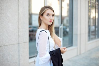 Ofiste işe yürüyen beyaz gömlek ve siyah pantolon genç sarışın güzel öğrenci kız Aktif yaşam tarzı