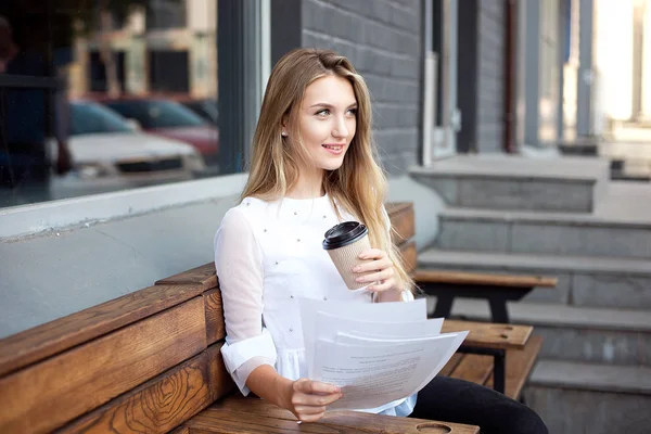Mulher de negócios lendo papel no café durante a pausa para o almoço. Mulher de negócios lê e sublinha notas em um novo contrato . — Fotografia de Stock