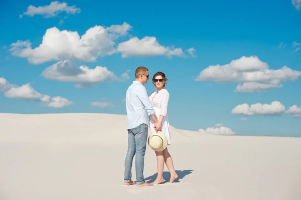 Jeune couple profitant du coucher de soleil dans les dunes. Voyageur romantique marche dans le désert. Aventure Voyage concept de style de vie — Photo