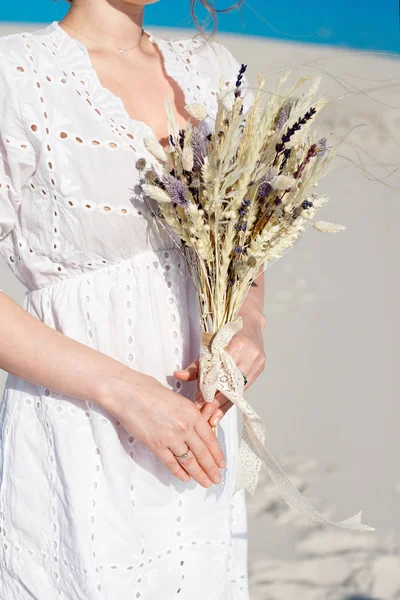 クローズアップの女の子は彼女の手に乾燥した花と結婚式の花束を保持します. — ストック写真
