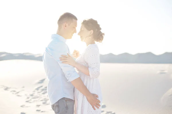 Couple adorant embrasser au coucher du soleil. l'amour au soleil. Saint Valentin dans la nature plage . — Photo