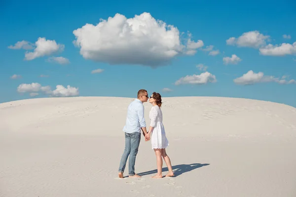 Romantyczna para w miłości pocałunek na białym piasku na pustyni — Zdjęcie stockowe