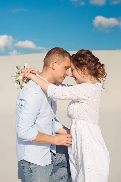 Przystojny facet sprawia, że dziewczyna propozycję małżeństwa, zginanie kolana, stojąc na piasku na pustyni. Szczęśliwe chwile życia rodzinnego. — Zdjęcie stockowe