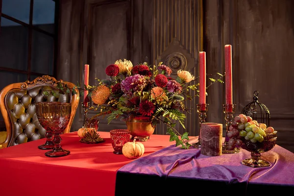 Cadılar Bayramı tablo şenlikli çiçek mumlar mumlar şarap ile kabak bardak kompozisyon süslenmiş. — Stok fotoğraf
