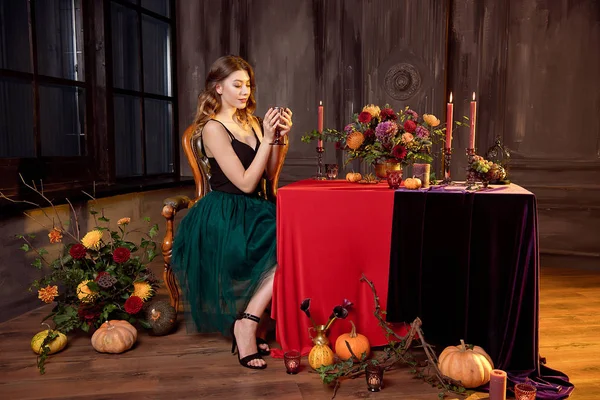 해피 할로윈.매력적인 젊은 여성은 축제 저녁 식사를위한 테이블을 설정하여 할로윈을위한 준비. 아름다운 여자 호박 — 스톡 사진