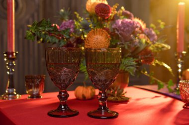 Cadılar Bayramı tablo şenlikli çiçek mumlar mumlar şarap ile kabak bardak kompozisyon süslenmiş.