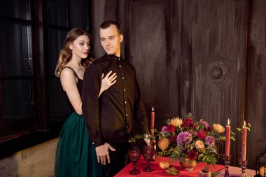 Cadılar Bayramınız Kutlu Olsun. Çekici genç kadın ve mu cadılar bayramı için bir festival akşam yemeği için masa ayarlayarak hazırlanıyor