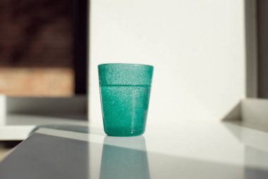 Mutfaktaki pencere kenarındaki şişeden arınmış taze içme suyu.