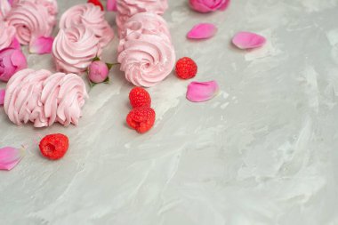 Ev yapımı şekerlemeler. Pembe şekerlemeler. Ahududulu lokum. Ev yapımı tatlılar.