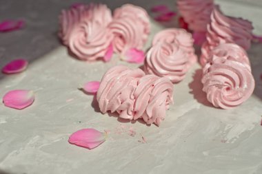 Taze pembe kuşüzümü şekerlemesi alıyorum. Ev yapımı tatlı. Ev yapımı marşmelov tatlısı. Pembe zefir. Seçici odak.