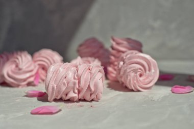 Taze pembe kuşüzümü şekerlemesi alıyorum. Ev yapımı tatlı. Ev yapımı marşmelov tatlısı. Pembe zefir. Seçici odak.