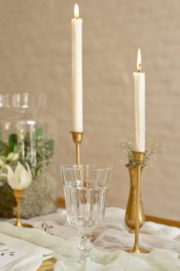 Boho düğün masası ayarı, rustik süslemeler, altın ve mavi detaylar, ahşap masa, bokeh. Lüks düğün dekoru. Monstera yaprakları ve orkide çiçekleri