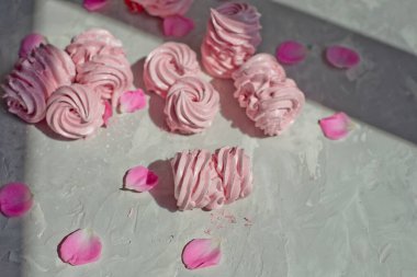 Taze pembe kuşüzümü şekerlemesi alıyorum. Ev yapımı tatlı. Ev yapımı marşmelov tatlısı. Pembe zefir. Seçici odak.