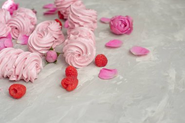 Ev yapımı şekerlemeler. Pembe şekerlemeler. Ahududulu lokum. Ev yapımı tatlılar.