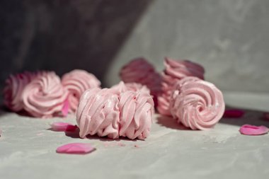 Taze pembe kuşüzümü şekerlemesi alıyorum. Ev yapımı tatlı. Ev yapımı marşmelov tatlısı. Pembe zefir. Seçici odak.