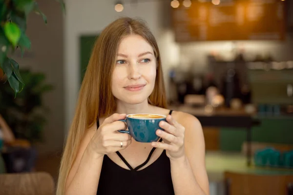 Junge Schöne Blondine Mit Langen Haaren Charme Top Und Jeans — Stockfoto