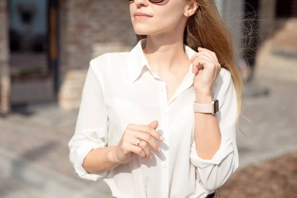 Porträt Einer Erfolgreichen Glücklichen Geschäftsfrau Weißem Hemd Und Sonnenbrille Smartwatch Stockbild