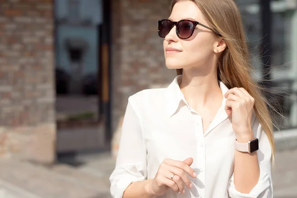 Porträt Einer Erfolgreichen Glücklichen Geschäftsfrau Weißem Hemd Und Sonnenbrille Smartwatch Stockbild