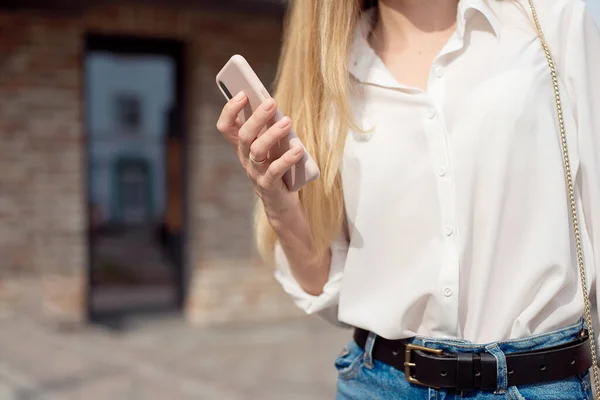 Close Women Hands Holding Cell Telephone Young Girl Watching Video Fotos de stock libres de derechos