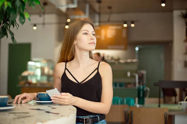 Junge Schöne Blondine Mit Langen Haaren Charme Top Und Jeans lizenzfreie Stockfotos