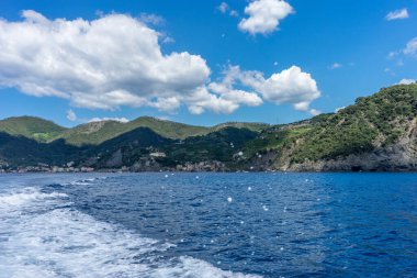 Avrupa, İtalya, Cinque Terre, Monterosso. Arkasında dağ olan büyük bir su kütlesi.