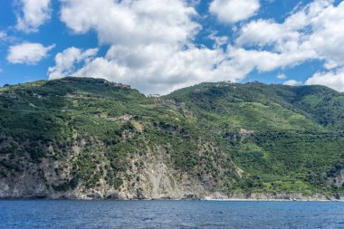 Avrupa, İtalya, Cinque Terre, Monterosso. Arkasında dağ olan büyük bir su kütlesi.