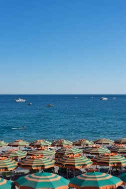 Avrupa, İtalya, Cinque Terre, Monterosso, renkli şemsiyeli büyük bir su kütlesi.