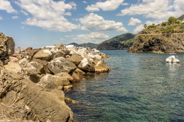 Avrupa, İtalya, Cinque Terre, Manarola, bir su kütlesinin ortasındaki kayalık bir ada.