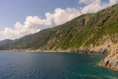 Avrupa, İtalya, Cinque Terre, Manarola. Arkasında dağ olan büyük bir su kütlesi.