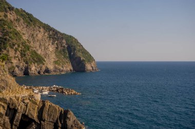 İtalya, Cinque Terre, Manarola, İtalya Riviera okyanusunun üzerindeki uçurum
