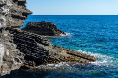 Avrupa, İtalya, Cinque Terre, Vernazza, okyanusun yanında kayalık bir plaj.