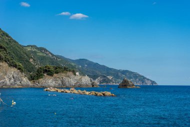 Avrupa, İtalya, Cinque Terre, Monterosso. Arkasında dağ olan büyük bir su kütlesi.