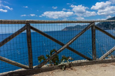 Avrupa, İtalya, Cinque Terre, Manarola, bir su kütlesi üzerinde uzun bir köprü