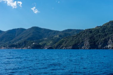 Avrupa, İtalya, Cinque Terre, Monterosso. Arkasında dağ olan büyük bir su kütlesi.
