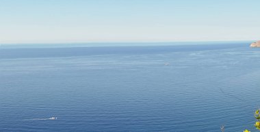 Avrupa, İtalya, Cinque Terre, Corniglia, büyük bir su kütlesindeki küçük bir tekne.